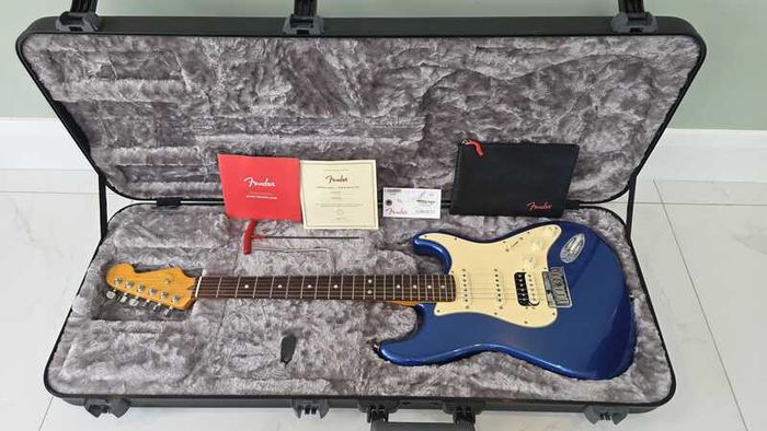 Fender American Ultra Stratocaster HSS, Cobra Blue