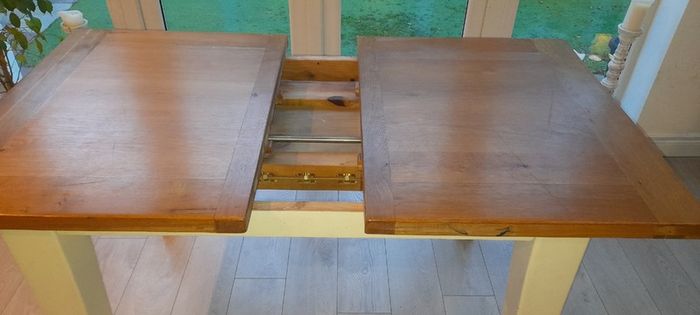Extendable solid oak dining table