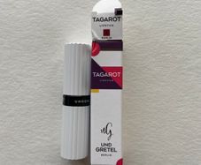 Und gretel lipstick in red shade dahlia