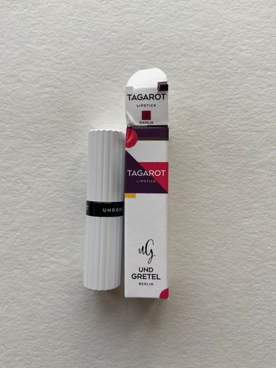 Und gretel lipstick in red shade dahlia