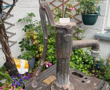 Vintage Cast Iron Hand Water Pump ,Original Garden Feature / Restoration Project