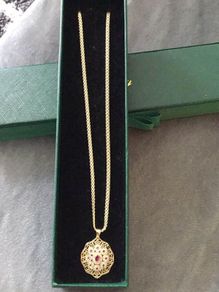 18 ct gold ladies necklace and pendant