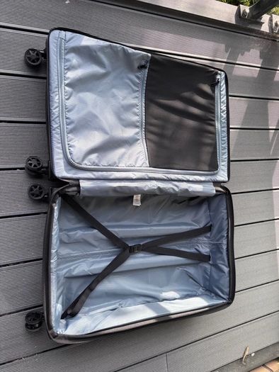 Large suitcase Samsonite Biz2Go Large Spinner Black. Like New.