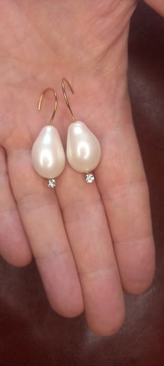 Vintage jewelry is sold individually for 5 to 10 euros