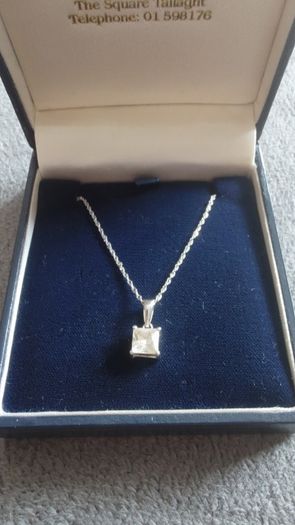 9k white gold pendant