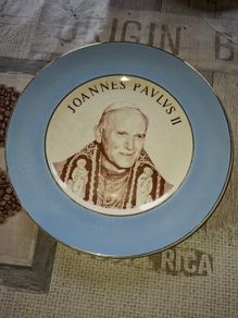 Collectors Plate Pope John Paul II commemorating his visit to Ireland in 1979, no chips or cracks, Postal Available or Collection