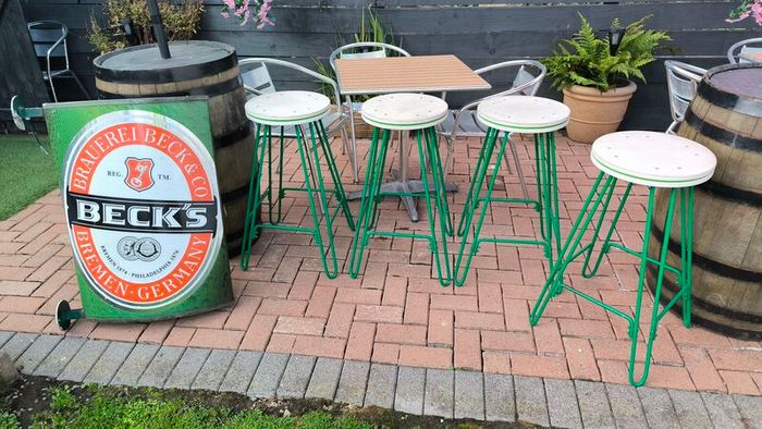 Becks bar sign