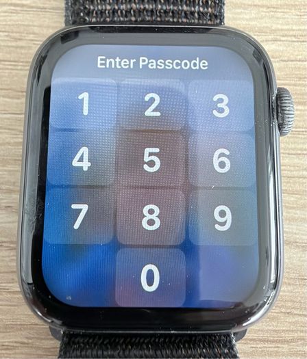 Apple Watch Series 4 - 44mm + Charger + Screen Protector
