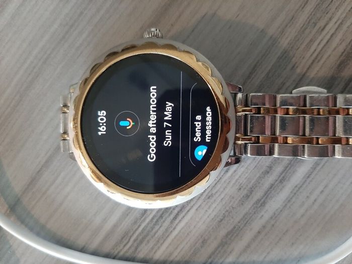 Kate Spade Scallop Smartwatch