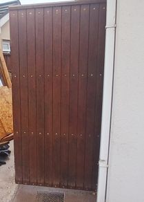 Side gate