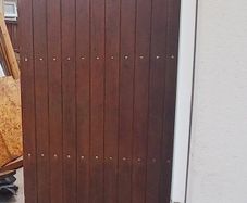 Side gate