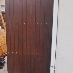 Side gate