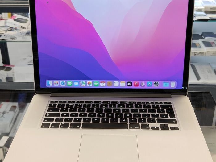 Apple MacBook Pro A1398 Retina 15.4" Mid 2015 256GB SSD 16GB Ram 2.50 GHz Core i7 macOS Monterey (Battery Cycle: 1276)