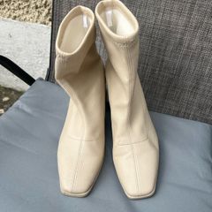 Ladies boots size 6 like new