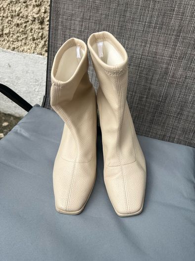 Ladies boots size 6 like new