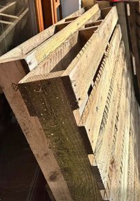 2 free wooden pallets