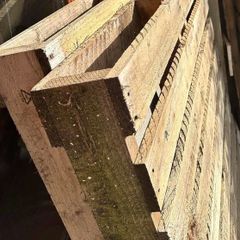 2 free wooden pallets