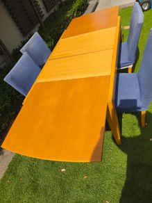 Extendable table + 4 chairs