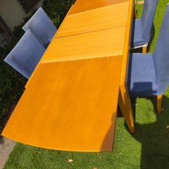 Extendable table + 4 chairs