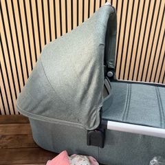 basinet with rain cover