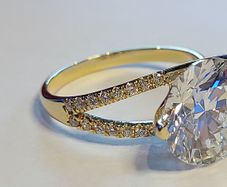 14k Gold ring with 5.2 ct Lab-Grown Diamonds, 5.04 ct main diamond cerified by IGI and Laser inscripted Ideal cut VVS2!