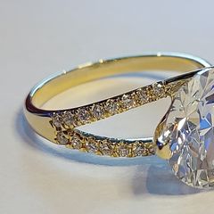 14k Gold ring with 5.2 ct Lab-Grown Diamonds, 5.04 ct main diamond cerified by IGI and Laser inscripted Ideal cut VVS2!