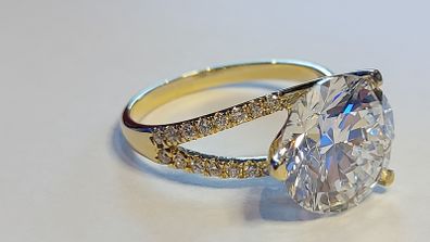 14k Gold ring with 5.2 ct Lab-Grown Diamonds, 5.04 ct main diamond cerified by IGI and Laser inscripted Ideal cut VVS2!