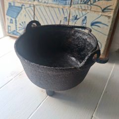 Small Cast Iron 3-Legged Gypsy Pot
