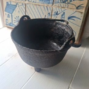 Small Cast Iron 3-Legged Gypsy Pot