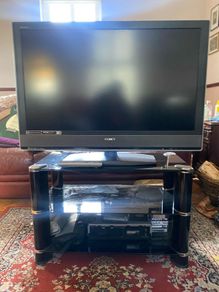 Sony Bravia 40 inch LCD TV & TechLink Tempered Glass TV Stand Bundle Deal