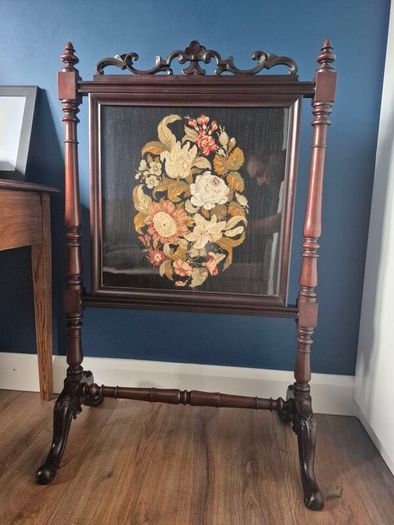 Antique Victorian Rosewood Fire screen, Fine Berlin Woolwork Embroidered Panel.