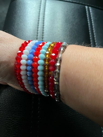 bracellets, no price below, only 8 e for 8 bracelets