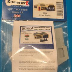 Dapol OOscale 1/76 Plastic Garage kit