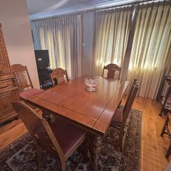 Dining room table & 8 chairs