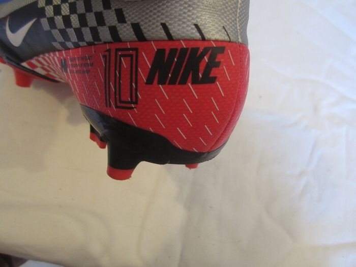 NIKE    soccer boots  size 3