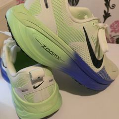 Nike Vomero 18 Mens Road Running Shoes