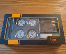 OZ FORD alloys with stand - for 1/18 - NEW in BOX