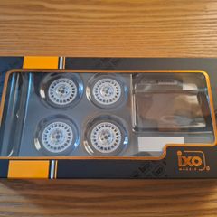 OZ FORD alloys with stand - for 1/18 - NEW in BOX