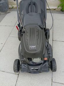 Hyundai push lawnmower in new condition which starts first pull.