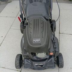 Hyundai push lawnmower in new condition which starts first pull.