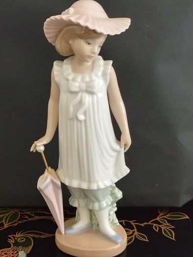 Vintage (1990) NAO By Lladro "April Showers" #1126. Damaged.