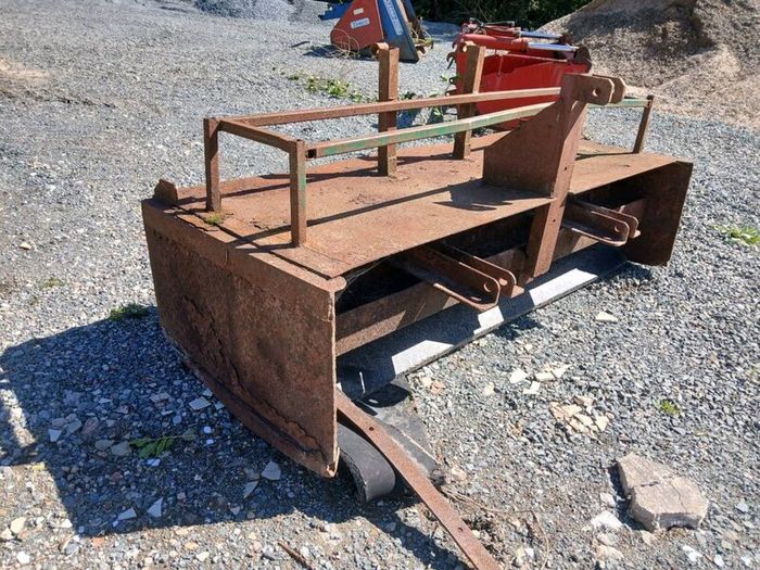 Cattle trailer,shear grab ,tanco chopper,yard scra