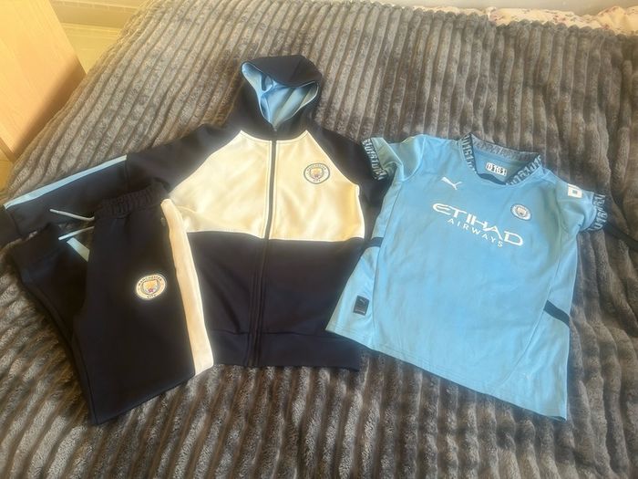 Man City tracksuit & tee shirt age 10-12 years