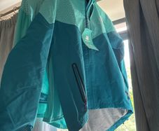 Deliveroo. Size L
