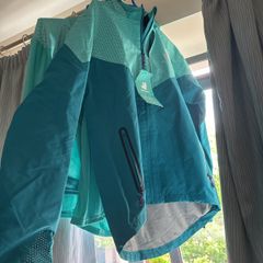 Deliveroo. Size L