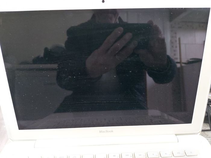 Vintage Apple MacBOOK, account password locked, in excellent cosmetic condition, excellent Battery