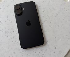 black iphone 16