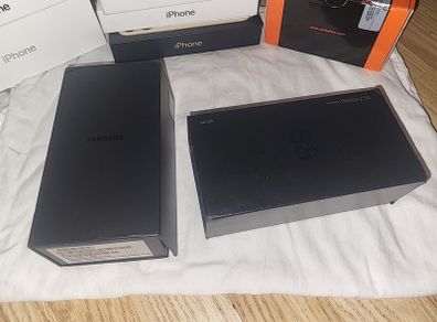 Samsung galaxy S8 box and accessories