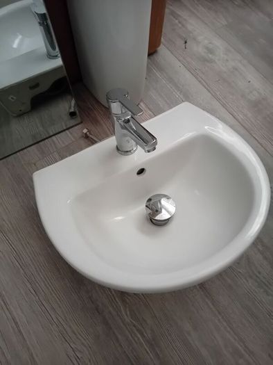 Full pedestal, basin & mirror