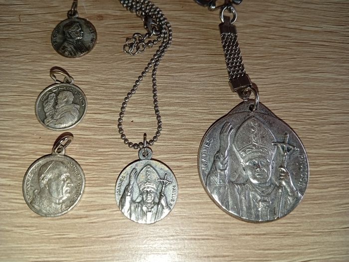 Vintage 1980s Pope John Paul II silver tone keychain and necklace italy plus other papal medals